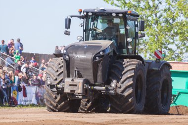 Alman claas xerion traktör sürücüleri yolda