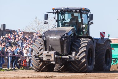 Alman claas xerion traktör sürücüleri yolda