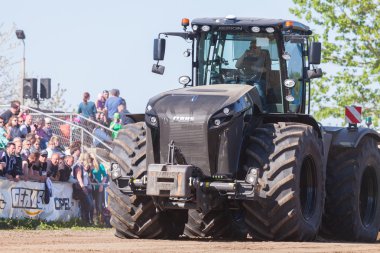 Alman claas xerion traktör sürücüleri yolda