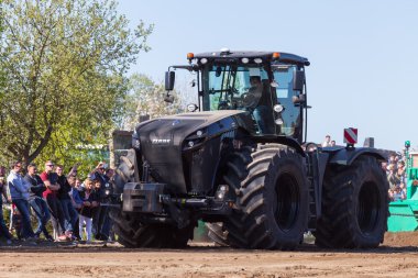 Alman claas xerion traktör sürücüleri yolda