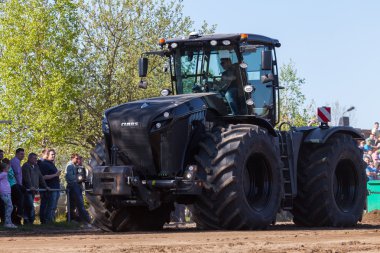 Alman claas xerion traktör sürücüleri yolda