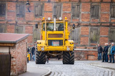 Rus Kirowez K 700 traktör sürücüleri bir sokakta