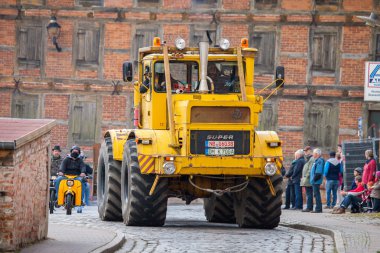 Rus Kirowez K 700 traktör sürücüleri bir sokakta