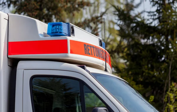 Luces azules de un coche de emergencia alemán ambulancia — Foto de Stock