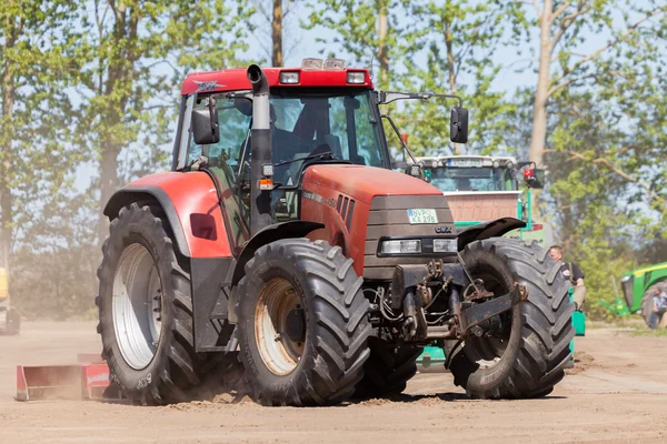 Puma cvx 150 traktor fährt auf fahrbahn auf einem motortechnikfestival — Stockfoto