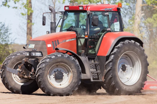 Puma cvx 150 traktor fährt auf fahrbahn auf einem motortechnikfestival — Stockfoto