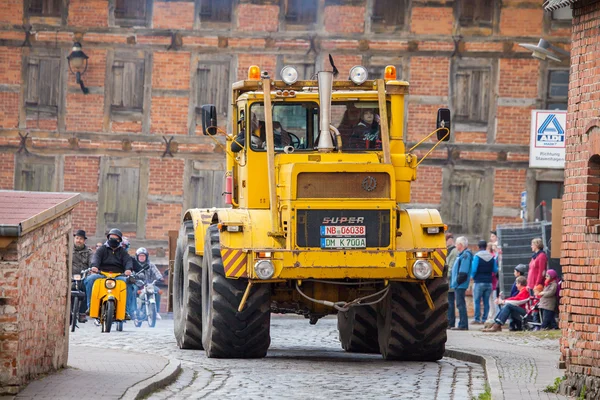 Kirowez ruso K 700 tractores conduce en una calle — Foto de Stock