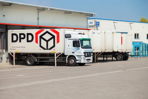 Alemão mercedes benz caminhão com swapbody de dpd stands no depósito logístico — Fotografia de Stock