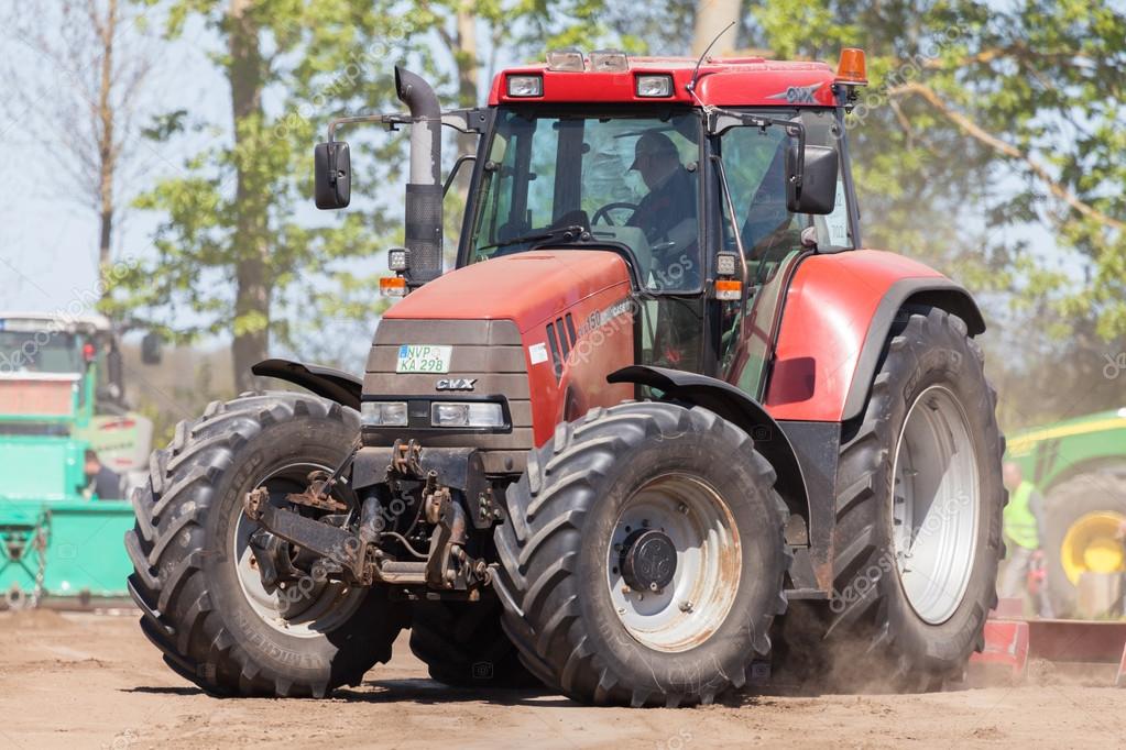 Pisoteando Primero Machu Picchu German case puma cvx 150 tractor drives on track on a motortechnic festival – Stock Editorial Photo © huettenhoelscher #109940978 Pisoteando Primero Machu Picchu German case puma cvx 150 tractor drives on track on a motortechnic festival – Stock Editorial Photo © huettenhoelscher #109940978