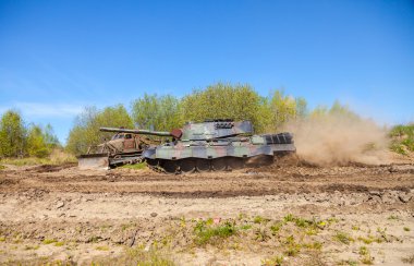 Alman leopard 1 5 tank sürücüleri yolda 