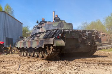 Alman leopard 1 5 tank sürücüleri yolda