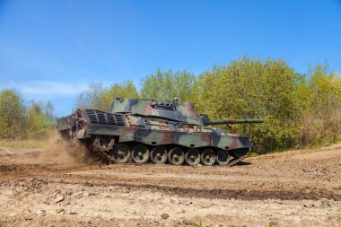 Alman leopard 1 5 tank sürücüleri yolda 