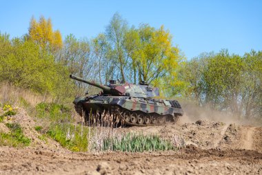 Alman leopard 1 5 tank sürücüleri yolda