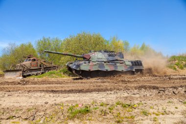  Alman leopard 1 5 tank sürücüleri yolda