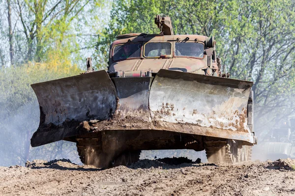 GRIMMEN / ALEMANIA - 1 DE MAYO: BAT soviético - M bulldozer militar driv — Foto de Stock