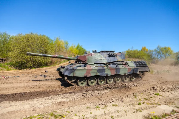 Немецкий леопард 1 и 5 танков на ходу — стоковое фото