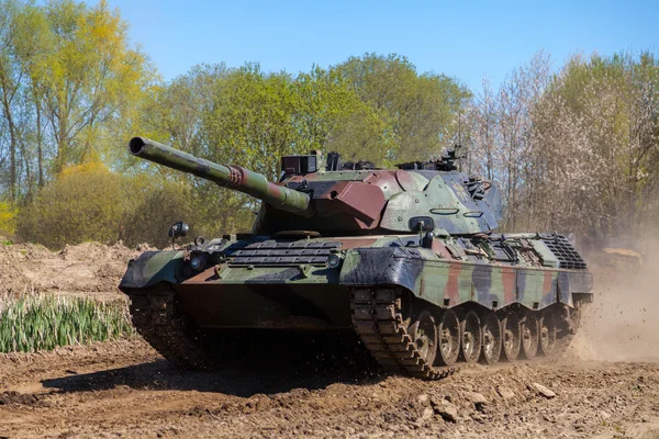 Leopardo alemão 1 a 5 unidades de tanque na pista — Fotografia de Stock
