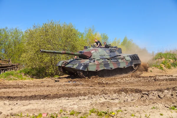 Német leopard 1 a 5 tartály vezet a pályán — Stock Fotó