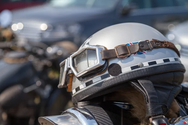 Oldtimer motocyklové helmě leží na motocyklu — Stock fotografie