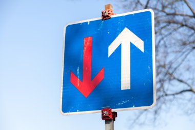 trafik işareti / daralmış karayolu / gelecek trafik üzerinden öncelik