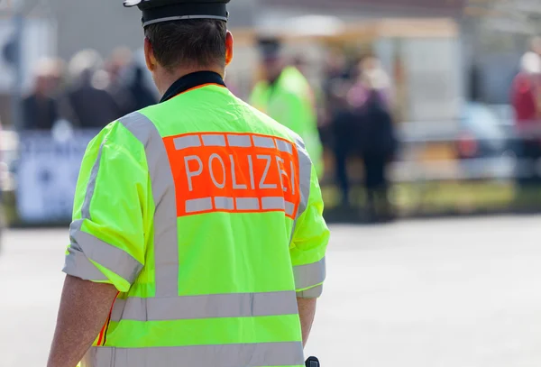 Deutscher Polizist steht auf einer Straße — Stockfoto