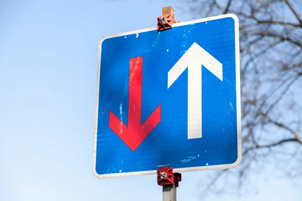 Traffic sign/ narrowed roadway/ precedence over the oncoming traffic — Stock Photo, Image