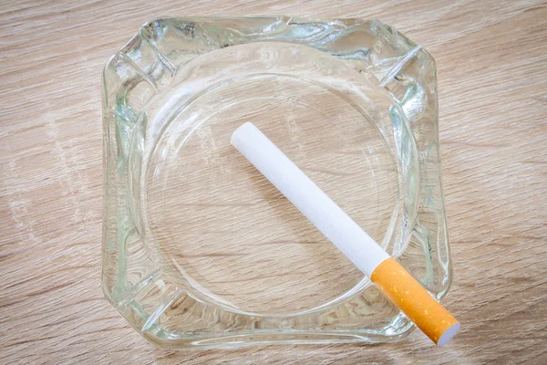 Sigarett i askebeger – stockfoto