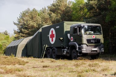 Alman kurtarma merkezi sistem kamyon bir ormanda standları