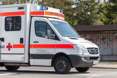 Alman acil ambulans araç sokakta duruyor