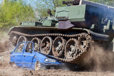 askeri tank mavi bir araba ezen