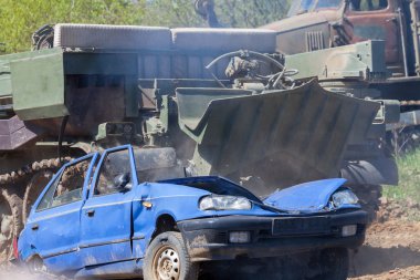 askeri tank mavi bir araba ezen