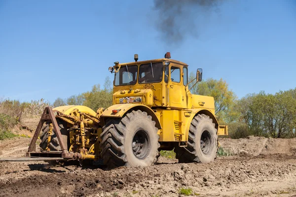 Russian Kirowez K 700 tractor en una pista — Foto de Stock