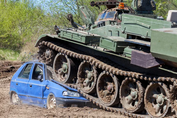 Katonai tartály szétzúzza a kék autó — Stock Fotó