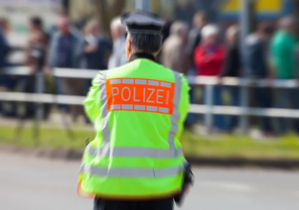 Deutscher Polizist steht auf der Straße — Stockfoto