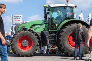 bir sokakta alman fendt traktör sürücüleri