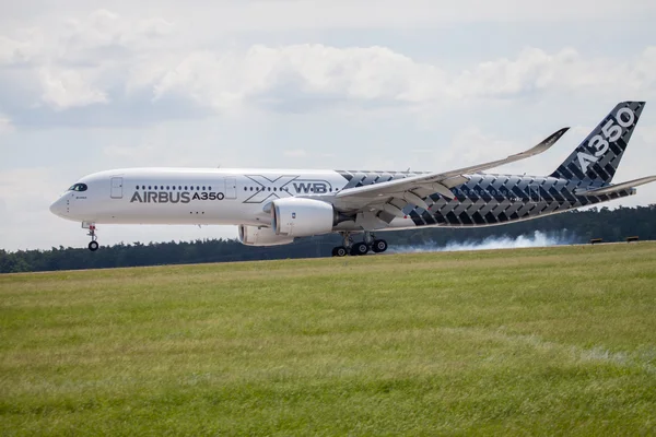 Airbus A 350 900 pousos de avião no aeroporto — Fotografia de Stock