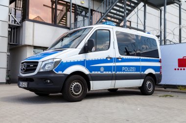 alman polis arabası havaalanında duruyor 