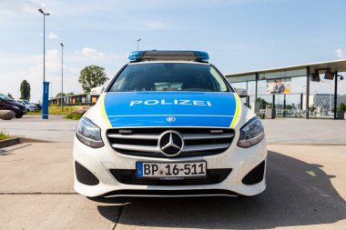 alman polis arabası havaalanında duruyor 