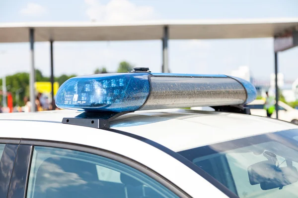 alman polis arabası havaalanında duruyor 
