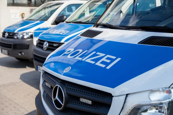 Coches de policía alemanes se encuentra en el aeropuerto — Foto de Stock