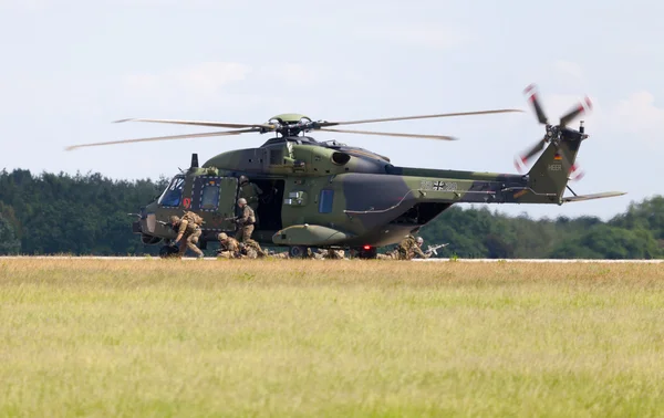 Тактичні війська вертольота Nh90 — стокове фото