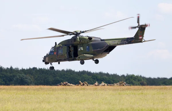 Тактичні війська вертольота Nh90 — стокове фото