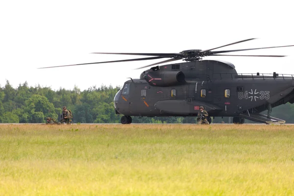 Сікорський S-65, CH-53 транспортний вертоліт — стокове фото
