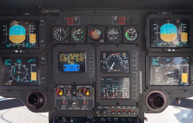  Kokpitte bir airbus ec 135 helikopter