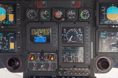  Kokpitte bir airbus ec 135 helikopter