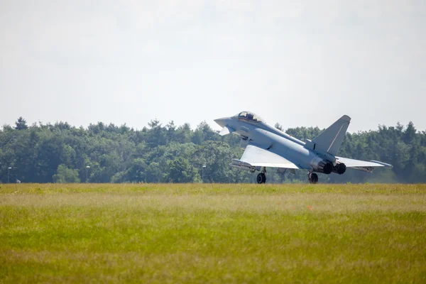 Warplane lands on airfield — Stock Photo, Image