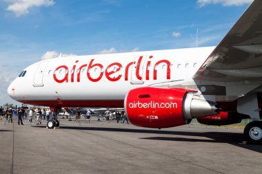 Airbus A 321-211 air Berlin Havaalanı üzerinde duruyor