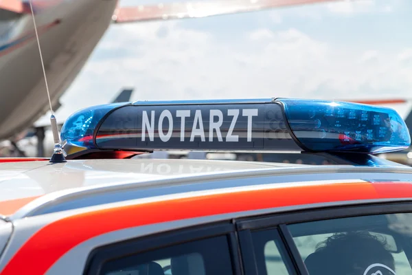 Barra di luce blu su un'auto di emergenza tedesca — Foto Stock