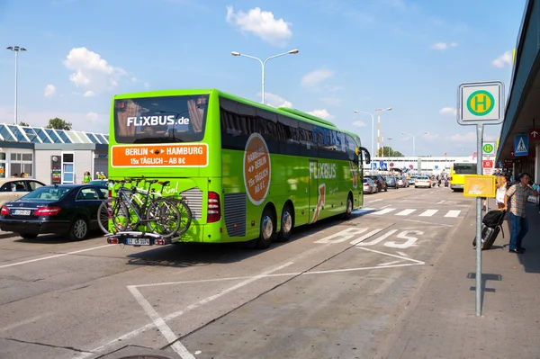 Niemiecki mercedes benz autobus z flixbus — Zdjęcie stockowe