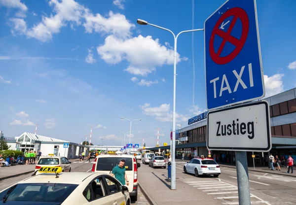 Deutsche Taxiwagen stehen am Flughafen — Stockfoto